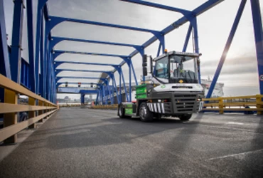 Nuevo Tractor de terminal RoRo 4x4 RT253EV: potencia......